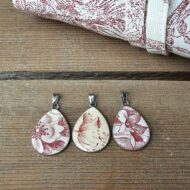 Coffret cadeau collier & trousse toile de Jouy - assiette ancienne - Rouge floral – Image 6