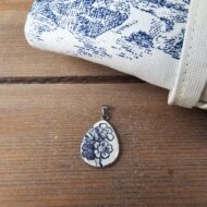 Coffret cadeau collier & trousse toile de Jouy - assiette ancienne - Bleu botanique – Image 3