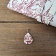 Coffret cadeau collier & trousse toile de Jouy - assiette ancienne - Rouge floral – Image 3