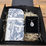 Coffret cadeau collier & trousse toile de Jouy - assiette ancienne - Bleu botanique