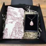 Coffret cadeau collier & trousse toile de Jouy - assiette ancienne - Rouge floral