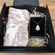Coffret cadeau collier & trousse toile de Jouy - assiette ancienne - Rouge floral