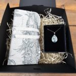 Coffret cadeau collier & trousse toile de Jouy - assiette ancienne - Vert jardin