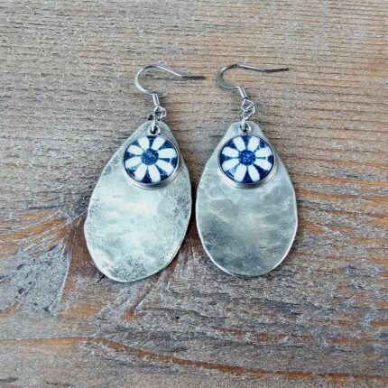 Boucles d’oreilles pendantes – Marguerites Bleues