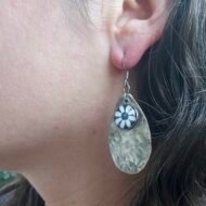 Boucles d’oreilles pendantes – Marguerites Bleues – Image 2