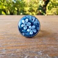 Bague fleurie en assiette ancienne – Broderie Verte