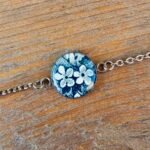 Bracelet fleuri en assiette ancienne – Broderie Verte