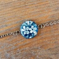 Bracelet fleuri en assiette ancienne – Broderie Verte