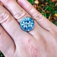 Bague fleurie en assiette ancienne – Broderie Verte – Image 2