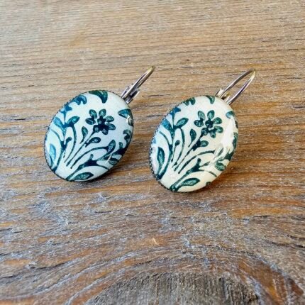 Boucles d’oreilles dormeuses fleurs vertes en assiette ancienne – Fleur d’Opaline