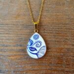 Collier Arabesque d’Azur – Fleur et Volutes