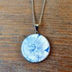 Collier fleur bleue en assiette ancienne – Brume de Bleu