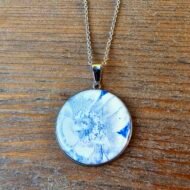 Collier fleur bleue en assiette ancienne – Brume de Bleu