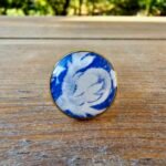 Bague réglable dorée fleur bleue en assiette ancienne – Brume de Bleu