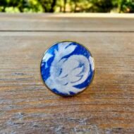 Bague réglable dorée fleur bleue en assiette ancienne – Brume de Bleu