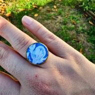 Bague réglable dorée fleur bleue en assiette ancienne – Brume de Bleu – Image 2