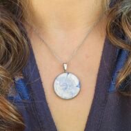 Collier fleur bleue en assiette ancienne – Brume de Bleu – Image 2