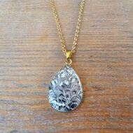 Collier goutte doré à motifs noirs en assiette ancienne – Dentelle d’Encre