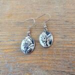 Boucles d’oreilles à fleurs noires en assiette ancienne – Dentelle d’Encre