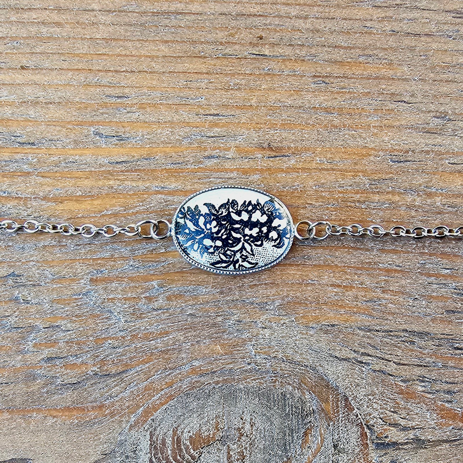 20261005_104514 Bracelet argenté à fleurs noires – Dentelle d’Encre – Image 1