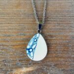 Collier goutte bleu en assiette ancienne – Éclat d’Azur