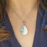 Collier goutte bleu en assiette ancienne – Éclat d’Azur – Image 2