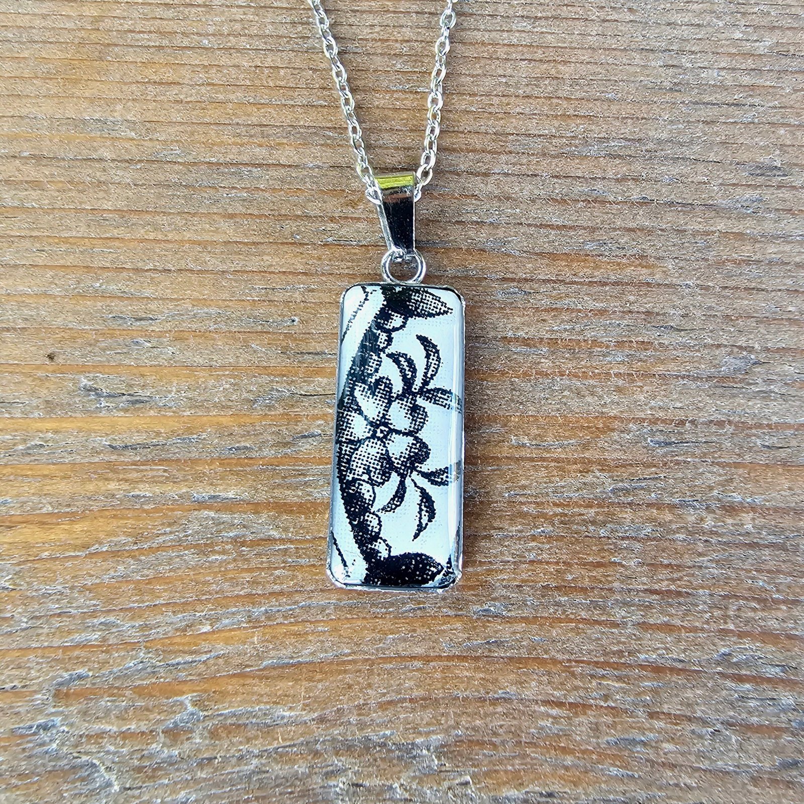 20261005_114533 Collier argenté à motif floral noir en assiette ancienne – Dentelle d’Ébène – Image 1