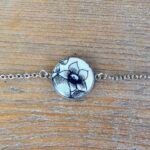 Bracelet argenté ajustable à fleur noire en assiette ancienne – Dentelle d’Ébène