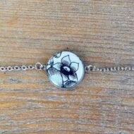 Bracelet argenté ajustable à fleur noire en assiette ancienne – Dentelle d’Ébène