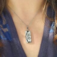 Collier argenté à motif floral noir en assiette ancienne – Dentelle d’Ébène – Image 2