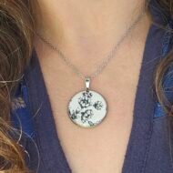 Collier rond argenté à fleurs noires en assiette ancienne – Dentelle d’Ébène – Image 2