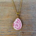 Collier goutte en assiette ancienne – Arabesque de Framboise