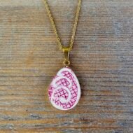 Collier goutte en assiette ancienne – Arabesque de Framboise