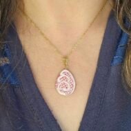 Collier goutte en assiette ancienne – Arabesque de Framboise – Image 2