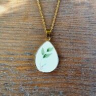 Collier doré feuille verte en assiette ancienne – Douceur de Printemps