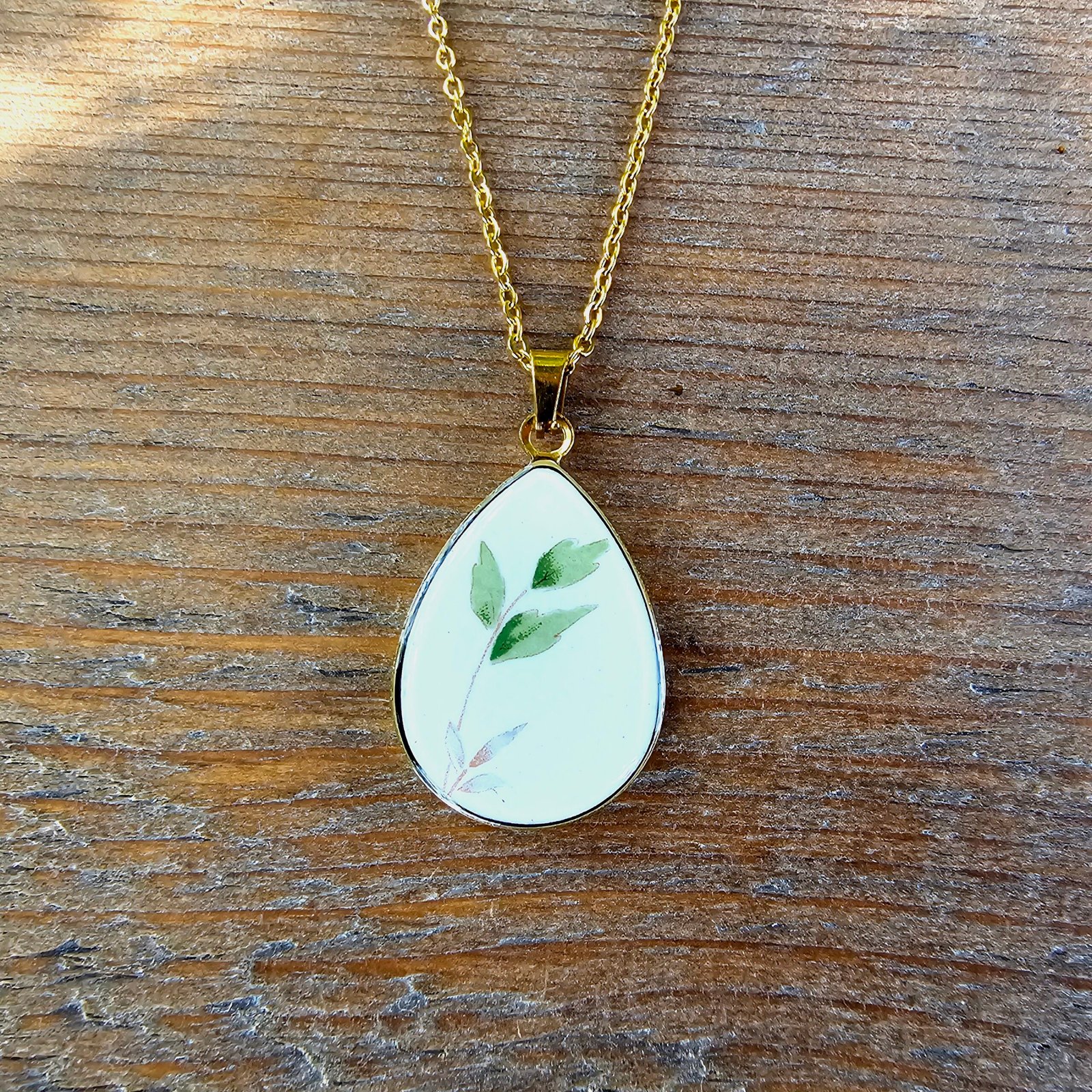 20261005_122522 Collier doré feuille verte en assiette ancienne – Douceur de Printemps – Image 1