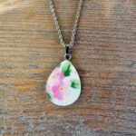 Collier argenté fleurs roses en assiette ancienne – Douceur de Printemps