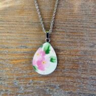 Collier argenté fleurs roses en assiette ancienne – Douceur de Printemps