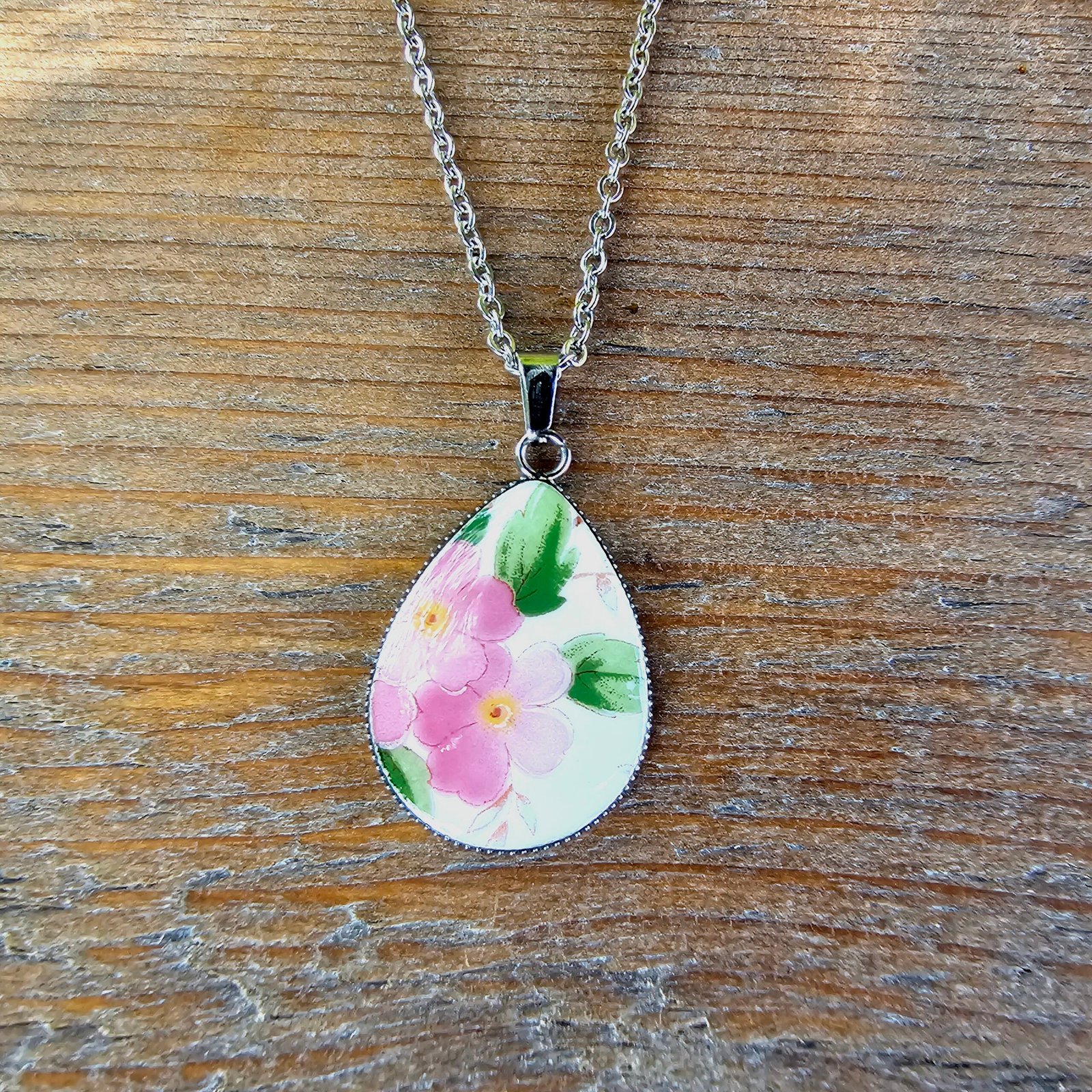 20261005_122546 Collier argenté fleurs roses en assiette ancienne – Douceur de Printemps – Image 1