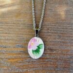 Collier argenté fleur rose en assiette ancienne – Douceur de Printemps