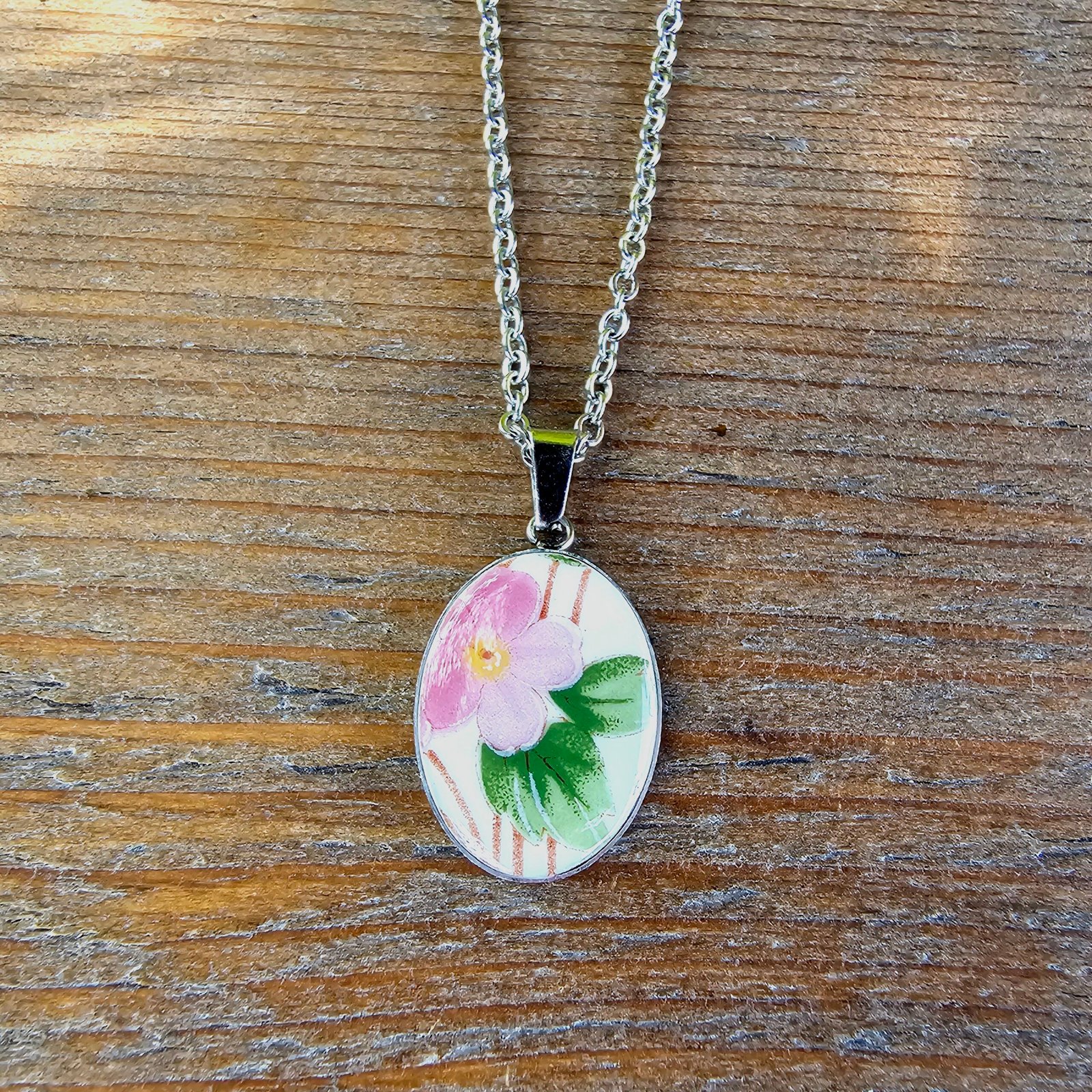 20261005_122602 Collier argenté fleur rose en assiette ancienne – Douceur de Printemps – Image 1