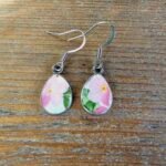 Boucles d’oreilles goutte fleurs roses – Douceur de Printemps