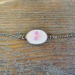 Bracelet argenté fleurs roses en assiette ancienne – Douceur de Printemps