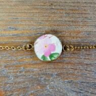 Bracelet doré fleur rose en assiette ancienne – Douceur de Printemps