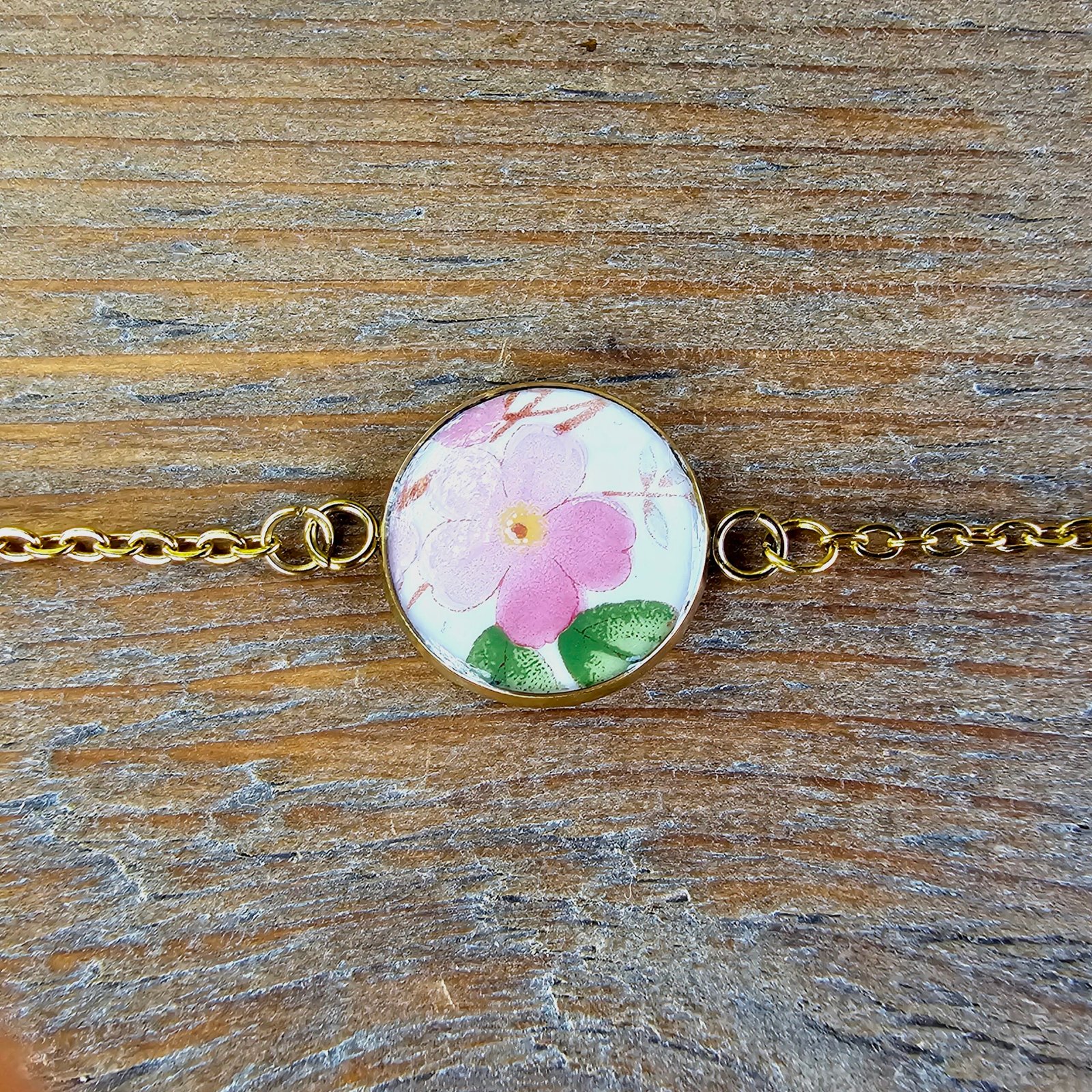 20261005_122708 Bracelet doré fleur rose en assiette ancienne – Douceur de Printemps – Image 1