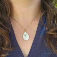 Collier doré feuille verte en assiette ancienne – Douceur de Printemps – Image 2