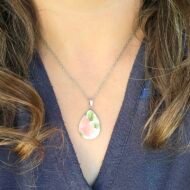 Collier argenté fleurs roses en assiette ancienne – Douceur de Printemps – Image 2