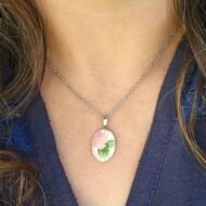 Collier argenté fleur rose en assiette ancienne – Douceur de Printemps – Image 2