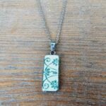 Collier argenté Arabesque de Printemps – Assiette ancienne