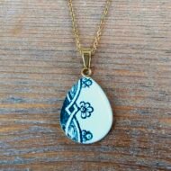 Collier doré Arabesque Verte – Assiette ancienne